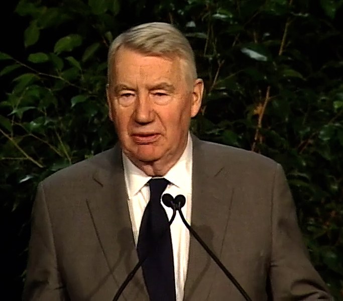 File:Robert MacNeil accepting Cronkite Award.jpg