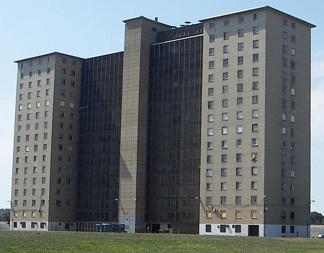 2005 photograph of the last remaining Robert Taylor Homes (building 22).