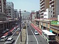 国道35号 戸尾市場近くの歩道橋から佐世保市役所方面を眺める ‎道路の左右に見える通りが京町通りの国道沿いの部分