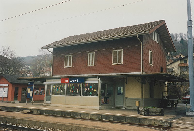 File:SBB Historic - F 122 01170 003 - Wauwil Stations- und Nebengebaeude Bahnseite.jpg