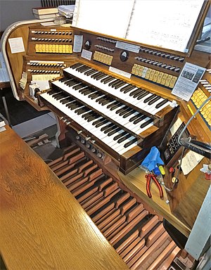 Saarbrücken-Burbach, St. Eligius (Weise-Orgel, Spieltisch) (2).jpg