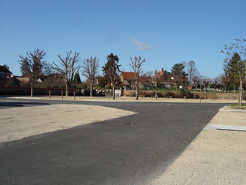 File:Sainte-Sévère-sur-Indre (36) - Place du Champ de Foire.jpg