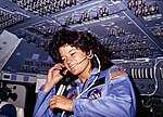 Sally Ride, la primera mujer astronauta de Estados Unidos se comunica con los controladores terrestres desde la cabina de vuelo - NARA - 541940.jpg