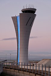 Nueva torre de control (fotografiada en 2018).