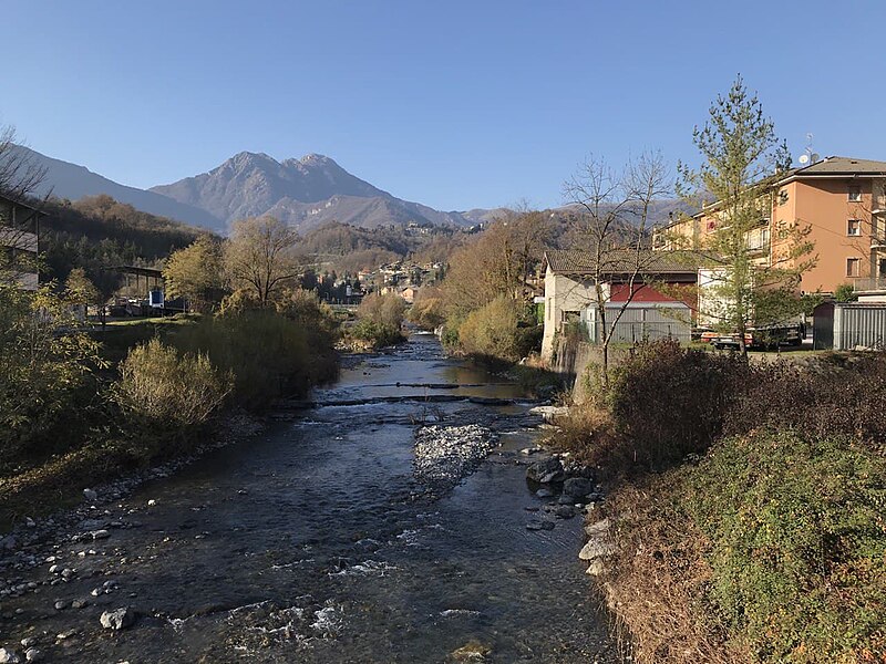 File:Sant'Omobono Terme, Autumn 2020.jpg