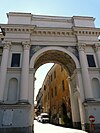 Arco di Trionfo, Piazza Santarosa