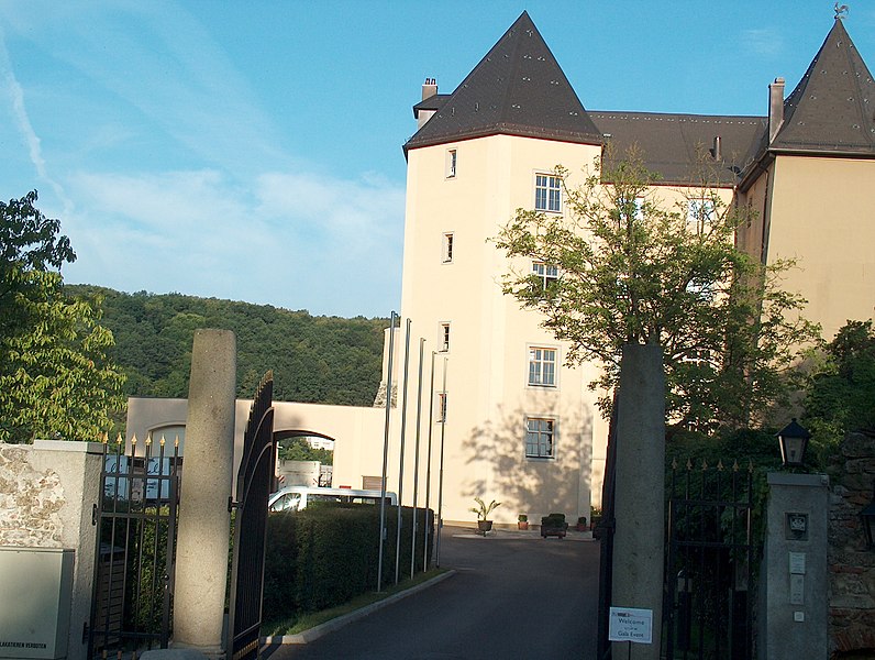 File:Schloss Steyregg H6672.jpg