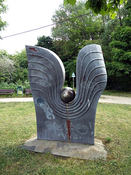 File:Sculpture Dynamischer Körper Jan Skuin Allee der Kosmonauten Berlin-Lichtenberg 02.jpg