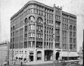 English: The Burke Building, 1900, on the site of the present-day Jackson Federal Building.