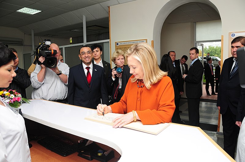 File:Secretary Clinton Signs the Guestbook (6272462455).jpg