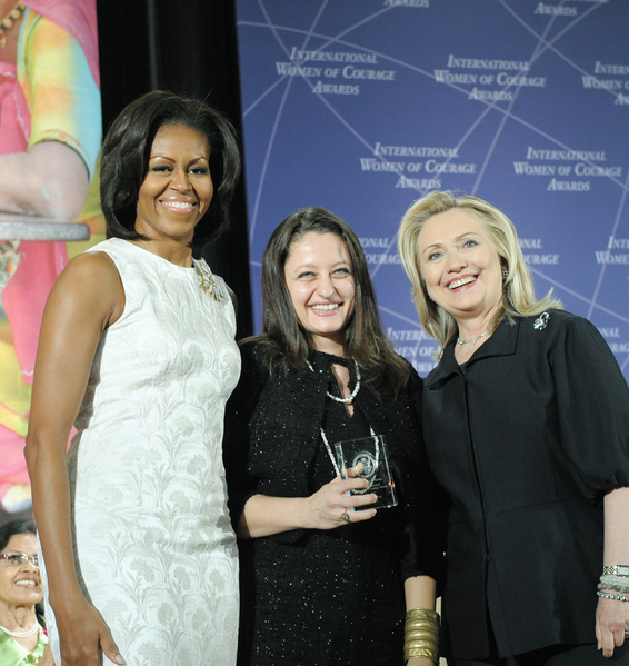 File:Secretary Clinton and First Lady Obama With 2012 IWOC Award Winner Safak Pavey of Turkey.png