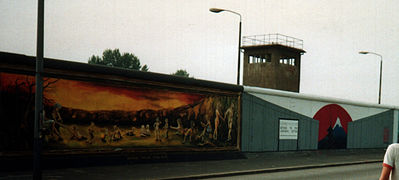 East Side Gallery i august 1990, mens det fortsatt sto et vakttårn fra DDR bak muren