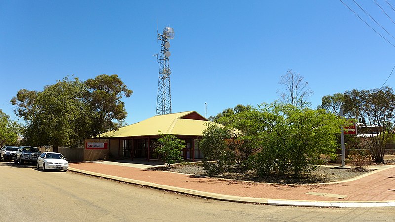 File:Shadbolt Street, Mukinbudin, 2014(2).JPG