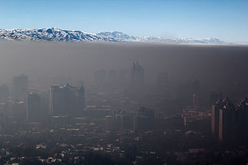 Mwrllwch wedi'i ddal gan wrthdroad tymheredd yn ninas Almaty, Casachstan