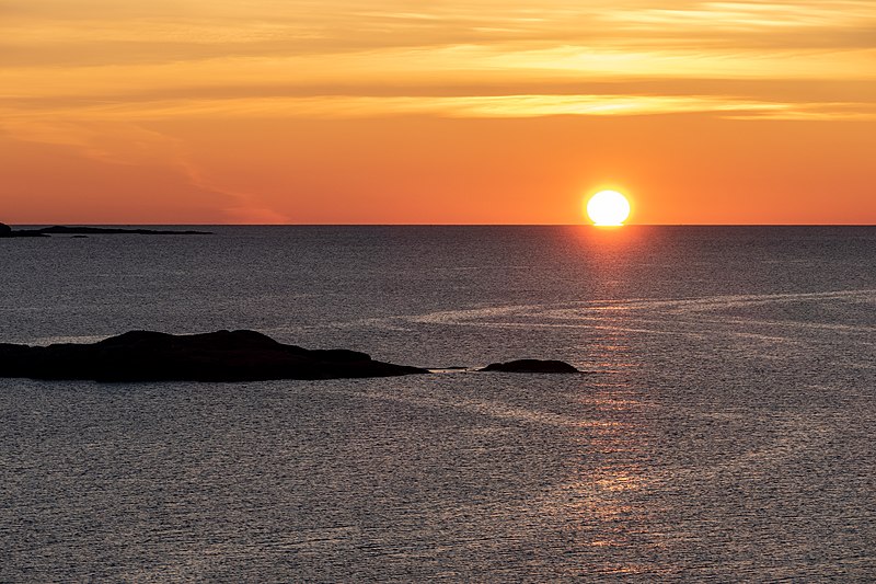 File:Smoke from the 2020 California wildfires tinting the sunset red on the Swedish west coast 1.jpg