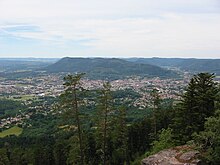 Panorama de l'Ormont en direction du sud : Saint-Dié-des-Vosges au pied du Kemberg.