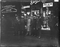 Persone fuori da un negozio a St. Helen's Square attorno al 1910