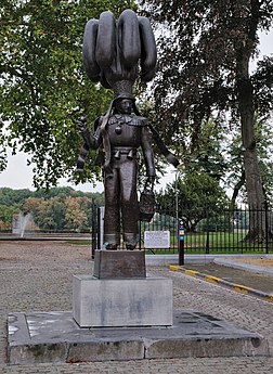 La statue du Gille, à Binche, entre la collégiale Saint-Ursmer et le musée international du carnaval et du masque. Le carnaval de Binche, dont est issu le personnage, est reconnu comme chef-d'œuvre du patrimoine culturel immatériel depuis 2003. (définition réelle 2 939 × 4 029)