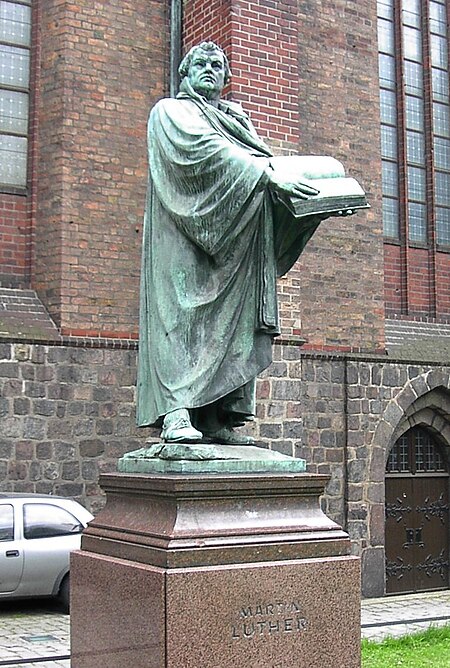 Fail:Statue_of_Martin_Luther,_St._Mary's_Church,_Mitte,_Berlin.jpg