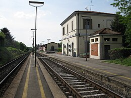 Vicchio bâtiment station passagers du côté du square.JPG de fer