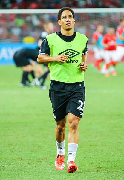 Pienaar warming-up for Everton in 2015
