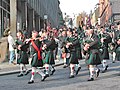 Stirling Pipes et la Musique du Royal Regiment of Scotland mènent les Argyll and Sutherland Highlanders