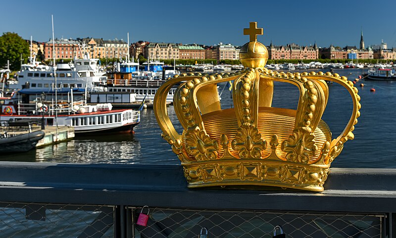 File:Stockholm Gilded Crown on Skeppsholmsbron (52323983041).jpg