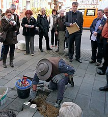 קביעת ה"שְטוֹלְפֶּרשְטַיינֶה" לזכר הרשל ואסתר גרינשפן בהנובר