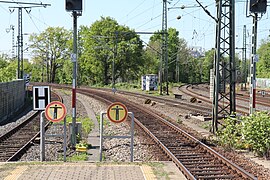 left: km 56.4 of S-Bahn track 3688 to Darmstadt • center: km 0.0 der of link to tracks 3604 of Main-Neckar Railway #3601 • right: 3 km to Frankfurt central station