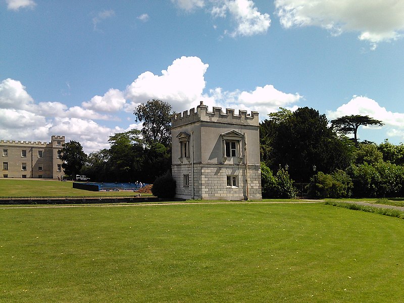 File:Syon House battlement, viewed from Syon Park ^2 - geograph.org.uk - 2495205.jpg