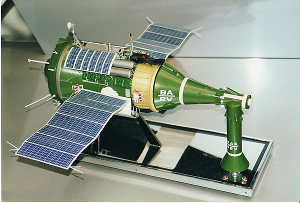 A model of a TKS spacecraft. On the left is the cylindrical Functional Cargo Block with attached solar panels. In the middle is the VA spacecraft, wit