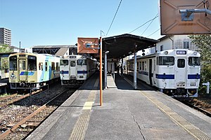 当線の要衝の一つ田川後藤寺駅で発車を待つ列車