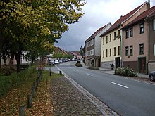 Blick entlang der Hauptstraße zur Lutherkirche