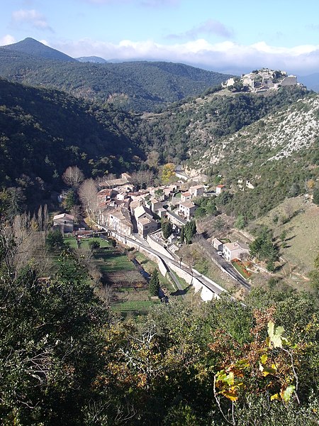 File:Termes, le village dominé par les vestiges du château.jpg