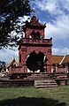 Lamphun: Wat Phrathat Hariphunchai, burmesisches Torhaus mit größtem Gong der Welt