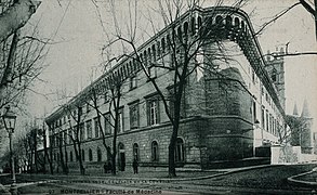 L'aile du bâtiment historique le long du boulevard Henri-IV au début du XXe siècle.
