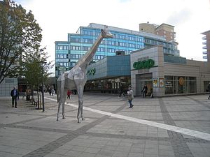 Skulpturen Giraffen i aluminium står på Riddarplatsen i Jakobsbergs Centrum. Skulpturen skapades 2015 av konstnären Thomas Karlsson och donerades till Järfälla kommun 2015 av HSB Norra Stor-Stockholm.