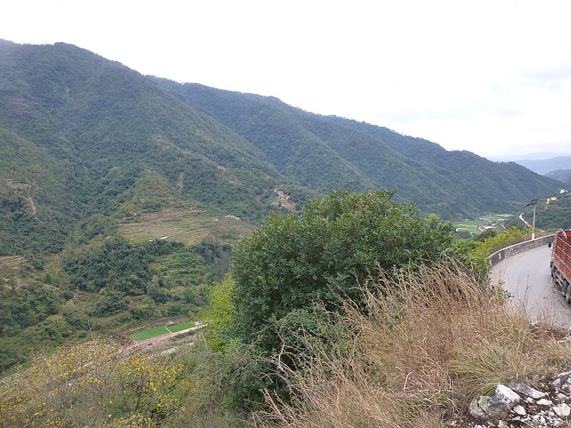 File:Tonghai Xian - S214 - descent from Lishan to Gaoda - P1360582.JPG