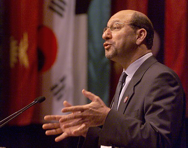 Manuel closes the plenary session of the IMF–World Bank annual meeting in Prague, September 2000