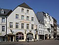 Trier, Fleischstraße 40: Gasthaus der Trierer Löwenbrauerei; breitgelagerte Giebelfassade, um 1912, Architekt Josef Steinlein, nach Vorbild des 17. Jahrhunderts; Spolie: Nischenfigur des heiligen Nikolaus; straßenbildprägend