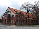 Turnhalle mit Anbau und Gedenkstein