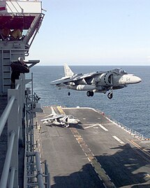 AV-8B Harrier se posant sur le porte-hélicoptères USS Nassau (LHA-4) après une mission au Kosovo en 1999.