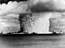 Die USS Saratoga (CV-3) und andere Schiffe werden am 25. Juli 1946 von der Atomexplosion der Crossroads Baker getroffen.jpg