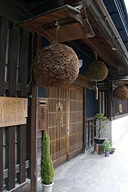 Сугитама (杉玉), шары из кедровых ветвей на пивоварне