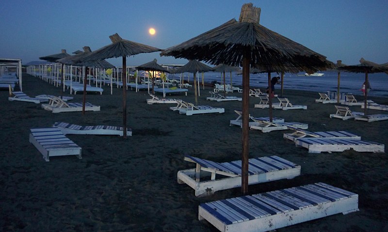 File:Ulcinj - plaża nocą - panoramio.jpg