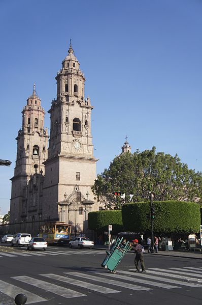 File:Una tarde frente a la Catedral de Morelia.jpg