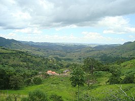 Panoramisch uitzicht over het dal van de rivier de Pomba in de gemeente Santa Bárbara do Tugúrio