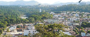 Vista do bairro Cariru em destaque a partir do bairro Castelo, podendo ser notados também o Parque Estadual do Rio Doce e o rio Piracicaba à esquerda, bairro Bela Vista ao fundo no centro e Hospital Márcio Cunha ao fundo à direita.
