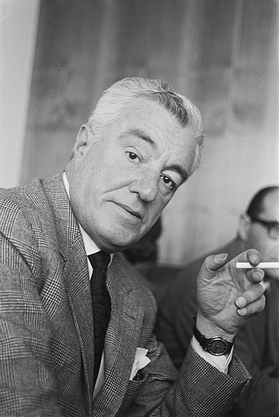 File:Vittorio de Sica op Schiphol (Londen-Rome) koopt souvenirs, Bestanddeelnr 913-6783.jpg