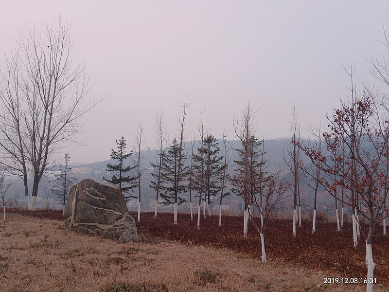 File:West-Countryside of Dalian (Landscapes)- Mountain Stone in Autumn-red.jpg